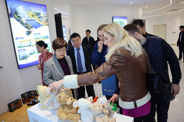 ����˹��С��ҵ�����Ųι���̨��ɫ������Ʒչ��_����