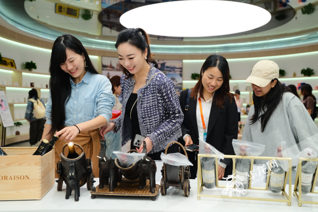 采访团参访江津进出口商品展示中心。华龙网 记者 岳芷亦 摄