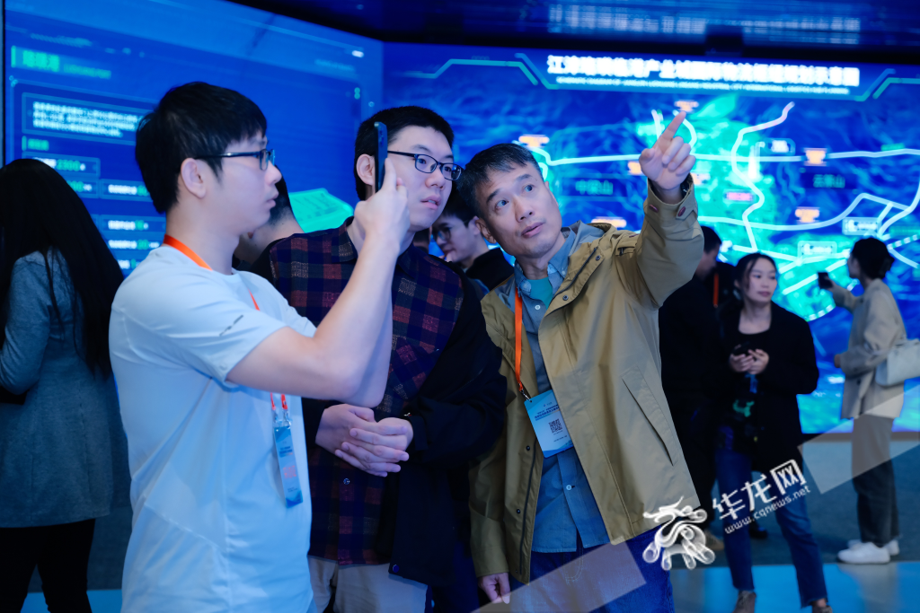 采访团参访珞璜临港产业城国际物流枢纽展示中心。华龙网 记者 岳芷亦 摄