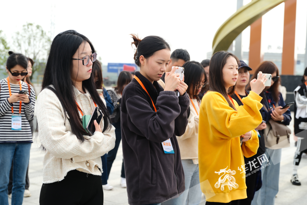 采访团参访小南垭铁路物流中心。华龙网 记者 岳芷亦 摄