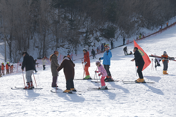 “冷冰雪”成为“热运动” 烟台“冰雪运动季”启动