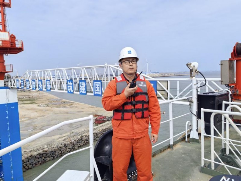 碧海铸匠心:记“中建半潜驳6”船长王仁川的航海人生