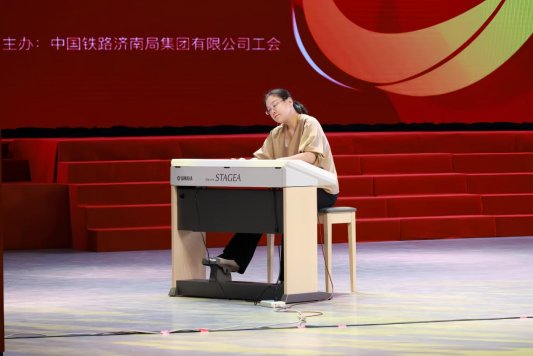 2025好网民·在山东|刘燕:用沙画艺术传递铁路温度