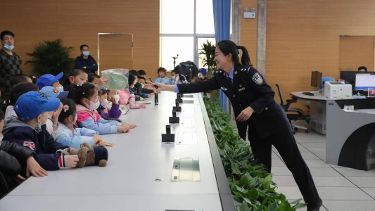2025好网民·在山东|高玉:“警花”探路筑防线 创新宣教护民平安