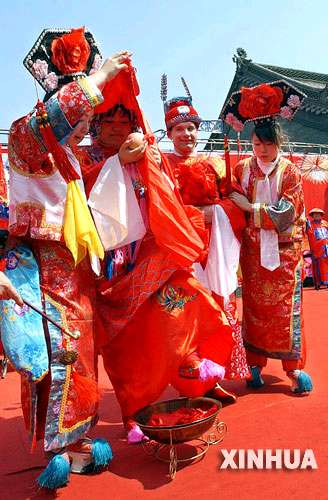 满族的传统节日和婚俗习惯