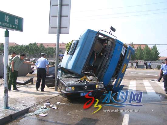 貨車撞塌飯店 壓趴轎車 車頭與罐體脫節(圖)