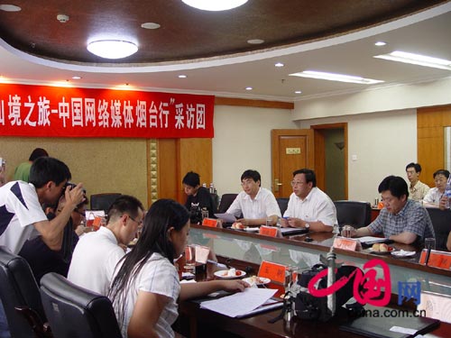 招远常务副市长林建东向记者们介绍情况