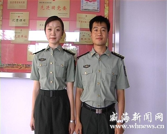 胸標07式新裝陸軍臂章領取新軍裝後,在身上比劃71251部隊軍官,文職