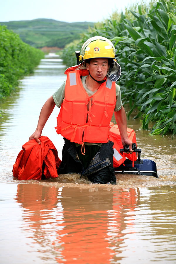 强暴雨猛烈袭击烟台消防官兵全力抢险图
