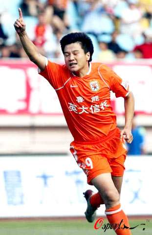 李金羽帽子戏法主宰齐鲁德比山东40大胜青岛