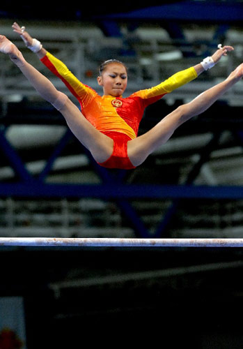 图文;世锦赛女团决赛高低杠 杨伊琳空中翻腾