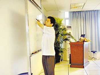 江涛给学生上课.