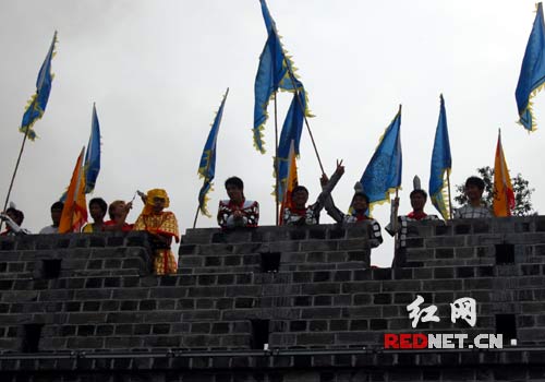 (岳阳楼城墙,旌旗猎猎.