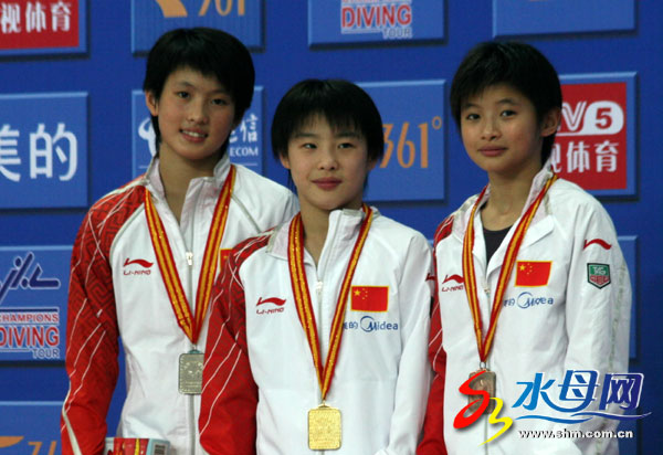 女子10米跳台前三甲(从左至右:陈若琳,汪皓,王鑫)柴向阳摄