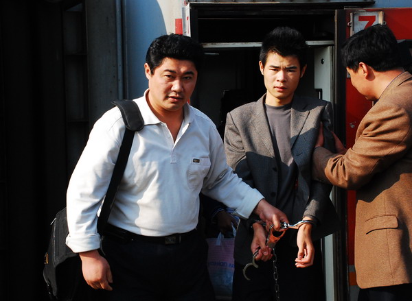 千里押解案犯 栖霞公安速破"9.20"抢劫杀人案