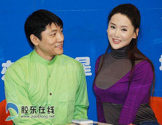 杨欣难掩新婚甜蜜 携夫接受本网专访(组图)