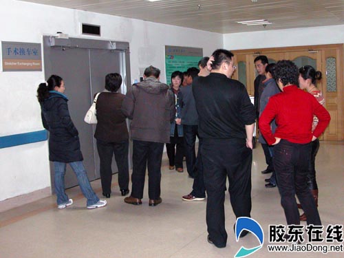 亲属在手术室外焦急地等候