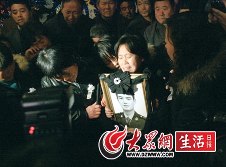 孟祥斌的妻子叶庆华悲痛欲绝.张子森 摄