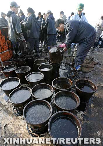 原油泄漏造成韩西部海域污染志愿者清理图
