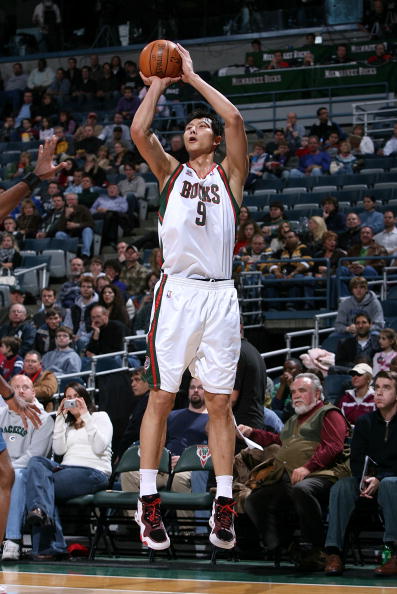 图文-[nba常规赛]森林狼vs雄鹿易建联投篮瞬间