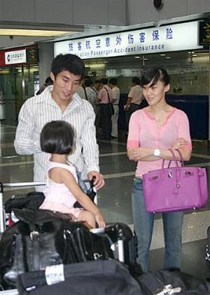 郑智私生活照曝光携美女妻子可爱女儿出游图