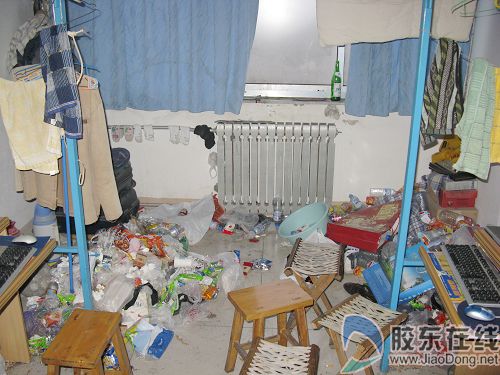 忙回家不搞卫生某大学宿舍垃圾堆成山图