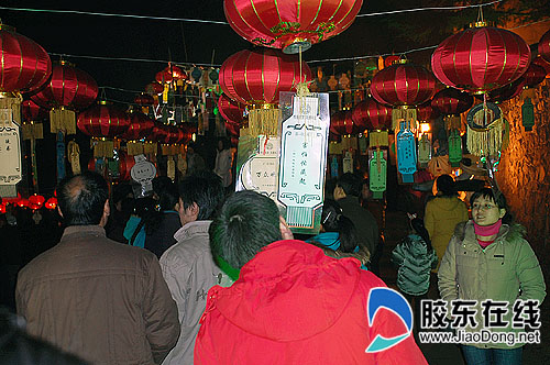 地开始了,山下广场悬挂的2万份全新的灯谜彩带,引得男女老少前来竞猜