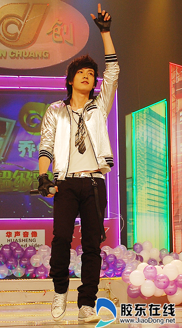 乔任梁携ep到烟超级歌会人气高粉丝送祝福