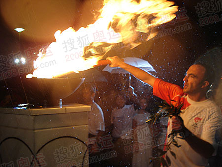希腊传递首日结束 暴雨中点燃圣火盆