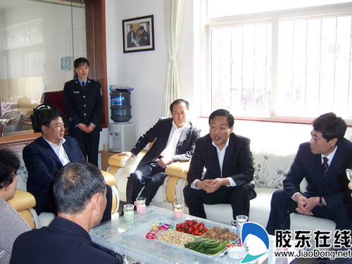 市领导到栖霞市公安局锦绣花园警务室视察图