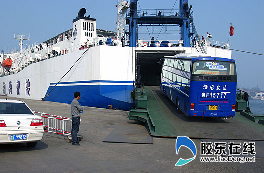 烟台始发至牡丹江的长途客驶入跨海轮渡胶东在线网4月13日讯(见习记者