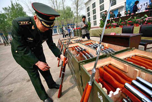 国旗护卫队使用新礼宾枪今日起扛新枪护旗
