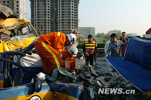 北京莲石路惨烈交通事故 出租司机当场死亡