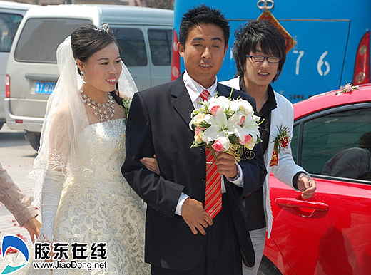 载着新郎新娘的车队缓缓抵达酒店