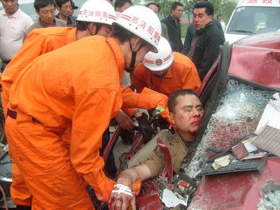 两车相撞人员被困 莱阳消防紧急救援(图)