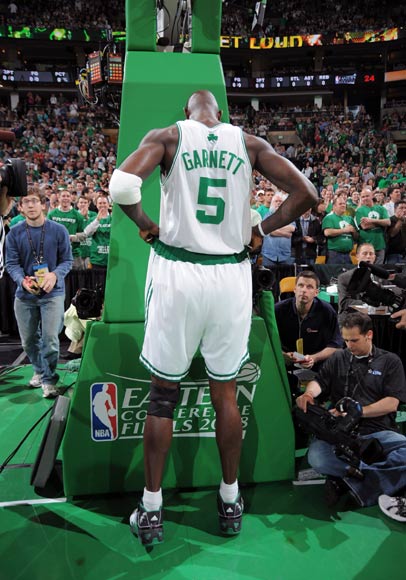 图文-东部决赛活塞103-97凯尔特人加内特沮丧背影