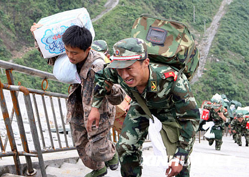 坚持信念震不倒的英雄气组图