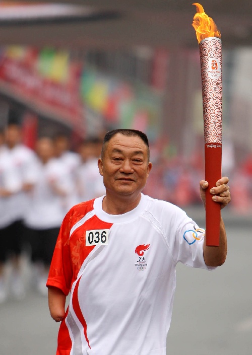 6月1日,奥运火炬手牟军手持火炬传递