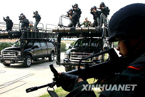 上海反恐精英部队举行无预案实兵演练(组图)
