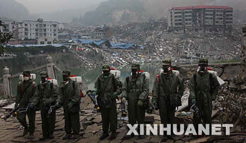 北川,最后撤离的防化部队军人在满目疮痍的废墟上进行拉网式消毒(5月