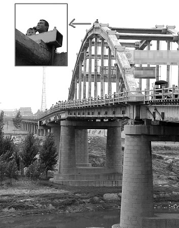 上二十多米高的大桥拱顶救援人员搭云梯救下5岁男童本报临清6月15日讯