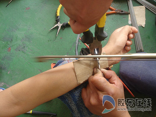 妙龄女子戴手铐走进消防 请求官兵施援手(图)