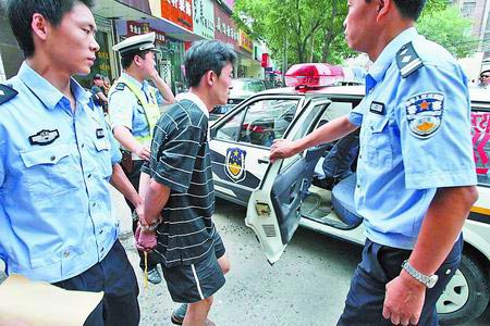 犯罪嫌疑人被民警带上警车