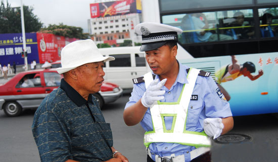 交警在南大街為市民和外地人熱情服務 王忠良 申吉忠攝