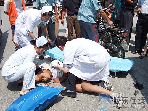 车祸现场小伙横身烈日 司机冷漠匿名老人遮绿荫