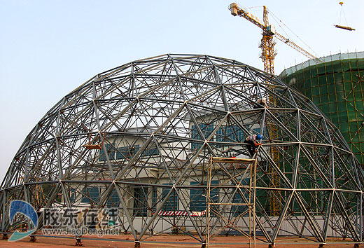 圆型钢结构焊接好后,将铺装玻璃幕墙