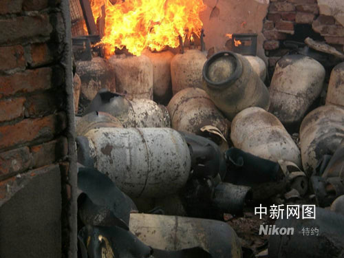宁波约30个煤气罐连续爆炸两个房顶被掀翻