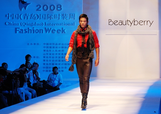 俊男演绎阳刚之美 青岛时装周男模抢眼(组图)