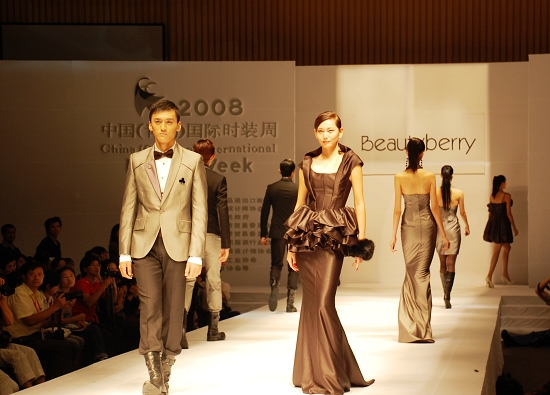 俊男演绎阳刚之美 青岛时装周男模抢眼(组图)