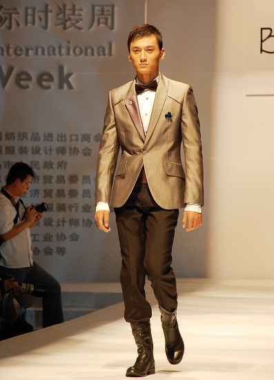 俊男演绎阳刚之美 青岛时装周男模抢眼(组图)